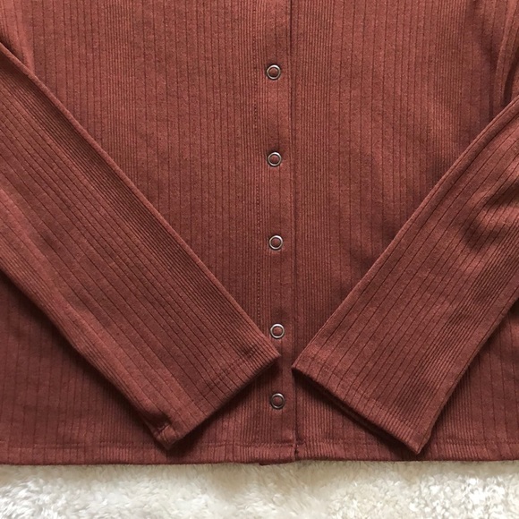 AEO LIKE NEW Long-Sleeve Ribbed Button-up Crop Top - Picture 4 of 4
